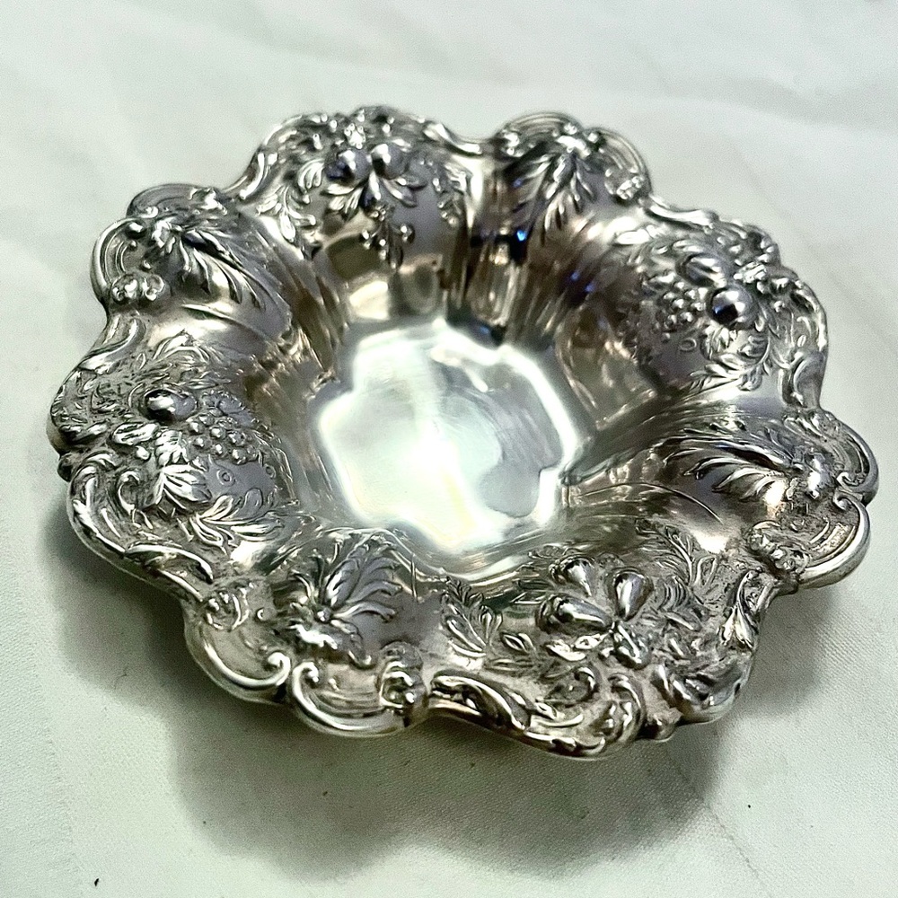 Francis 1 Reed & Barton Sterling Silver Nutshell Pot